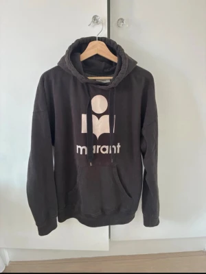 Isabel marant hoodie - Fin hoodie från Isabel marant I fint skick, nypris ~ 3700kr, i storlek 34, men den är oversized, så passar XS- L skulle jag säga. Postar direkt!!❣️❣️