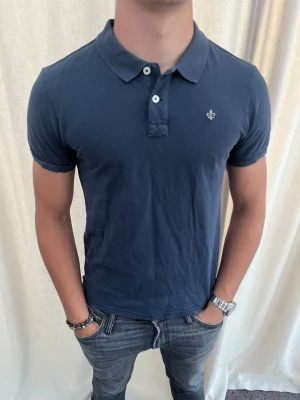 Mörkblå piké från Morris - Otroligt snygg piké från Morris. Strl S, personen på bilden är 185 cm lång. Skicka gärna prisförslag. Kika in min profil för mer schyssta plagg