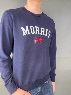 Morris sweatshirt - Morris sweatshirt Märke: Morris Storlek: M Passform: Färg: Mörkblå Skick: Okej Beskrivning: utan defekter, urtvättad lite nopprig fortfarande fin. Modellen på bilden: 183 cm / 75 kg