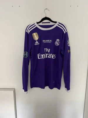 Ronaldo Real Madrid UCL final tröja - Ronaldo real Madrid UCL final tröjan är helt nytt och oanvänd. Den passar för Strolek L och M. 
