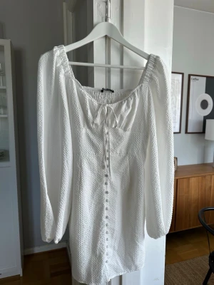 Vit klänning från Gina Tricot - Superfin vit klänning från Gina Tricot, använd 1 gång🩷Strl 38