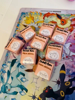 1 st blindbox farm animal nr 1 - ”OBS du kommer bara få en blindbox av denna annons”   Här har ni chansen att öppna en blindbox och få dessa söta bondgårdsdjuren som även är nyckelringar och har en berlock där det står ”mad with love”🩷🩷  Du har chans att få en av följande katt, får, hund, ko, gris, kyckling, kanin eller en secret som är ett rengbågs får🐑 ”Som sagt om du vill ha fler blinboxes måste du köpa fler annonser eftersom du bara får EN av denna annonsen🩷”