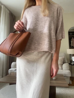 Trekvartsärmad tröja  - Säljer denna superfina rosa/ljusebeige trekvartsärmade tröjan🤍