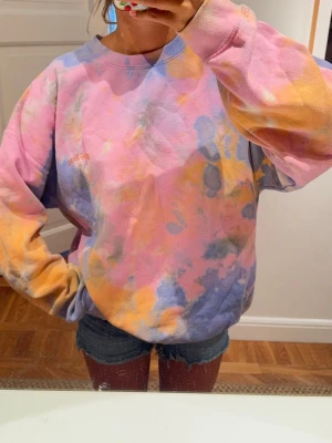 Sweatshirt  - Säljer denna så snygga sweatshirt🩷🩵💙💛💜💚
