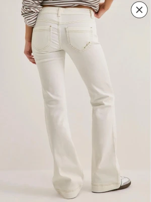 Vita bootcut jeans  - Säljer ett par vita bootcut jeans med låg midja köpta för 700!💗