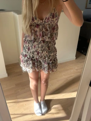 Blommigt sett - Säljer dethär jättefina blommiga setet från Zara med kjol och topp🩷 storlek s
