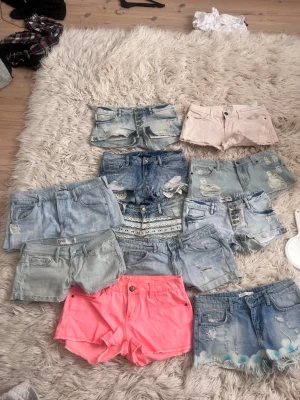 MASSA LÅGMIDJADE JEANSSHORTS  - Priser 200-450 flera storlekar massa färger alla lågmidjade!