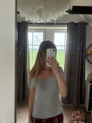 Grå topp/t-shirt - T-shirt som även går att ha som off-shoulder top. Köpt på Zalando för två år sedan och använt fåtal ggr. Jag har även i vit och marinblå om någon skulle vara intresserad - då är det bara att skriva till mig. 