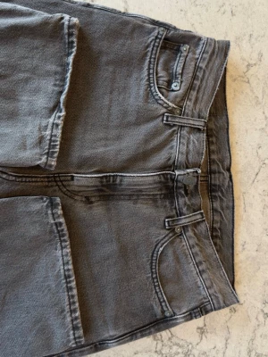 Gråa baggy jeans - Ett par weekday Galaxy loose jeans, nästan nyskick. 