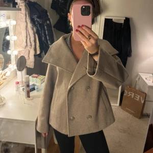 Kappa - Kappa från bubbleroom som är använd några gånger bara, lite nopprig för sånna hära kappor blir lätt det, men man kan lätt fixa det med en rakhyvel 🤍nypris 900