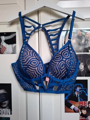 BH - Fin BH från hunkemöller, blå spets med rosa bakom🩷 storlek 70B