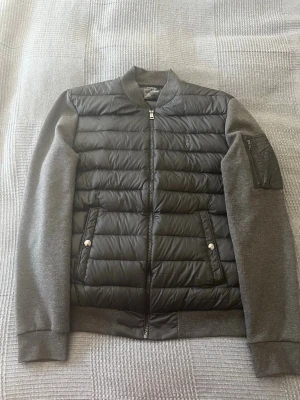 Svart Ralph lauren jacka/cardigan - Snygg bomberjacka från Ralph Lauren i svart. Perfekt nu för våren och den är i riktigt bra skick.  Två fickor med tryckknappar fram och en ficka med dragkedja på. Hör av er vid funderingar😁