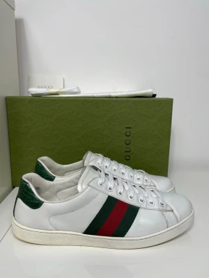 Gucci Ace Skor  - Säljer nu dessa Gucci Ace Skor i uk 8 som motsvarar 42, skriv för fler bilder/frågor🙌🏼