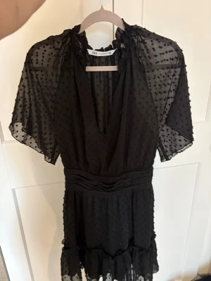 Svart kortklänning från Zara - Snygg svart kortklänning från Zara med volanger❤️‍🔥