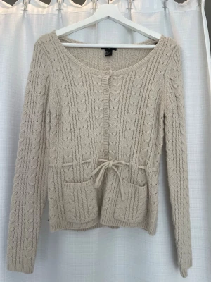Beige kabelstickad kofta med knytband - Super söt stickad kofta som man kan knyta (det går att ta bort snöret) TVEKA INTE OM FRÅGOR! Kan skicka fler bilder på🌼🌸