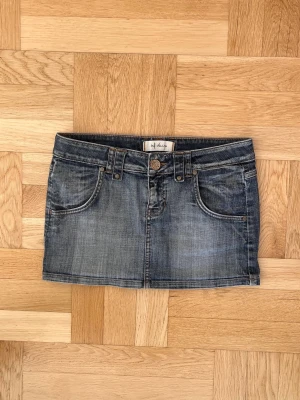 Supersöt lågmidjad jeanskjol  - En mörkare gråblå färg😊 Perfekt nu till sommaren och våren! Närmar sig S i storleken  Mått finns i bilderna!📐