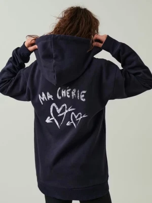 Mörkblå hoodie med tryck 'Ma Chérie' - Cool mörkblå hoodie med luva och trycket 'Ma Chérie' och två hjärtan med pilar på ryggen. Oversized passform och ribbade muddar. Perfekt för en avslappnad och trendig look.