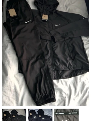 Svart Nike träningsset med huva - Säljer ett svart träningsset från Nike med byxor och jacka. Jackan har huva, dragkedja och sidofickor, samt Nike-logga på bröstet. Byxorna har resår i midjan och vid benslut samt Nike-logga på låret. Perfekt för löpning eller gym.