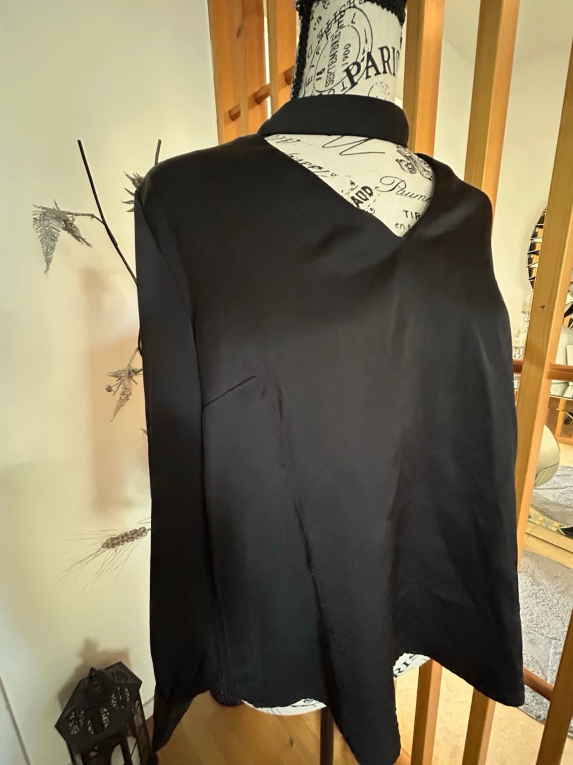 Svart oneshoulder blus med hög krage - 1