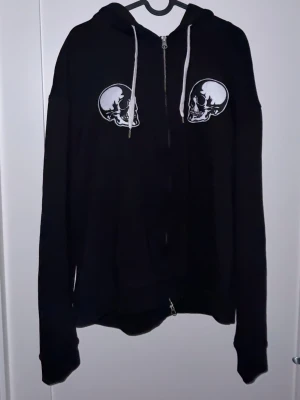 Number Nine double skull clash  - Zip up från number nine. För dig som gillar archive och underground. 