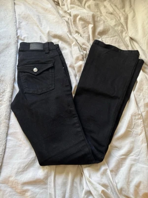 Jeans från gina - Svarta jeans från Gina. De har knappar på fickorna. Stilrena och fina.