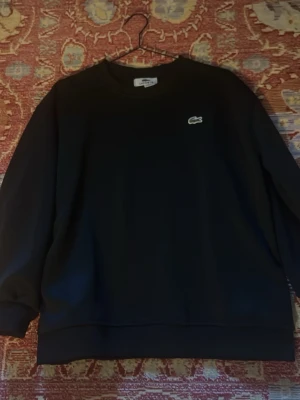 Lacoste Tjocktröja Svart - Tja! Säljer den här tjocktröjan jag köpte på Plick för att den är för liten. Storlek M men passar nog bättre S. Messa mig gärna om det är några frågor. Pris diskuterbart