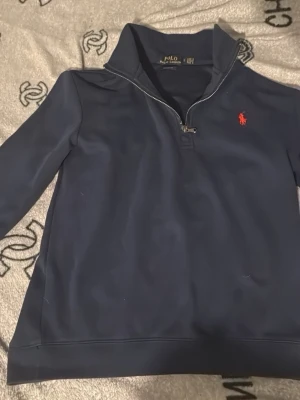 Marinblå half zip tröja Polo Ralph Lauren - Marinblå långärmad tröja från Polo Ralph Lauren med half zip och hög krage.