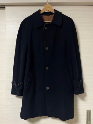 Kashmir Kappa från Canali - Säljer nu denna stilrena och tidslösa kappan i kashmirblandning från det extremt omtalande italienska lyxmärket Canali. Kappan är i väldigt fint skick. Nypris ligger runt 15 000 - 22 000kr. Storlek 44 vilket motsvarar S. Pris går att diskuteras, skriv för mer info.