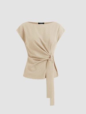 Beige omlottopp med knyt i midjan - Snygg beige omlottopp från Cider med tunna vita ränder och knyt i midjan. Toppen har en lös passform, rund halsringning och är ärmlös. Perfekt att styla med jeans eller kjol för en trendig look. I storlek S, har knappt använts.