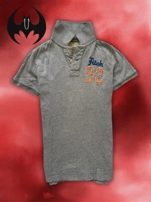 Vintage Abercrombie & fitch short-sleeve polo shirt - Säljer denna sällsynta och eftertraktade Abercrombie & Fitch polo shirt | Mycket Bra skick | Size S | Längd: 65cm Bröstvidd: 49cm | Skyltdocka: M - 48 cm axlar, 75 cm midja | Lägg endast bud med avsikt att köpa nu, inga fördröjning!