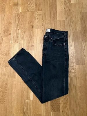Acne Studios Jeans - Klassiska mörkblå jeans från Acne Studios i modellen Roc Lana som är (straight/regular fit). Storlek 31/32. Jeansen är i nyskick inga skador eller slitage. Nypris i butik är mellan 2000–2500. PRIS KAN DISKUTERAS VID SNABB AFFÄR!