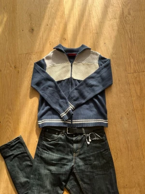 xdye subversive cardigan  - Säljer denna riktigt snygga cardigan från xdye subversive🙌   Storlek: M men passar också S Skick: 7/10 🔥  Har en liten fläck vid bröstet som inte syns på bilderna. Perfekt nu när våren kommer fram!  💬Skriv vid frågor! 💸 Pris kan diskuteras vid snabb affär! 📦 Skickas snabbt!