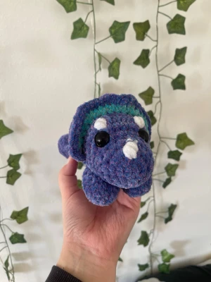 Virkad liggande triceratop - Handvirkat i mjukt polyester garn! Perfekt som gosedjur eller present! 