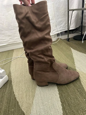 Bruna boots - SUPER SNYGG bruna boots, vet tyvärr inte märke. Väldigt bra skick då endast använd en gång av mig, köpte på vinted så vet ej hur använda de är. 3cm klack perfekt om man inte vill bli så lång men ändå ha boots. Får inte ont i fötterna av dom!!!! Skriv för frågor eller bilder💕😆