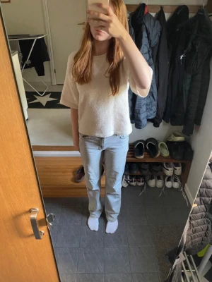 Ljusgrå raka jeans - Säljer ett par ljusblå jeans med rak passform och klassisk femficksdesign. Jeansen har normal midja och är tillverkade i ett mjukt denimtyg som ger en avslappnad look. 