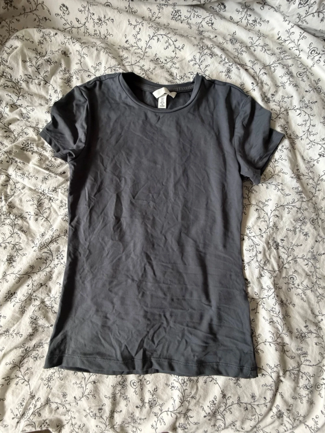 Grå tight t-shirt - 2