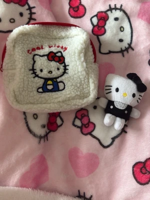 Hello Kitty necessär & gosedjur (plush) - . Se alla bilder. Inga tags )💛 liten extra gåva vid varje köp! Skickar allt omsorgsfullt i bubbelplast & kartong