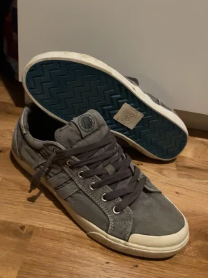 Gråa sneakers från replay - Snygga gråa sneakers från replay. Perfekta för allt och väldigt stiliga. Storlek 42.