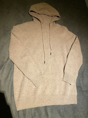 Kashmir Hoodie| M - Kashmir Hoodie| Beige/Brun| Riktigt populärt, Stiligt|Storlek: M| Magnifikt Skick| Inga defekter, Skador, Möjligtvis lite nopprig men sånt som bli, Enkelt att ta bort |  Passar runt 170-180 ungefär| Vid fler frågor slå en signal| . . . . Sell.ArchiveSS