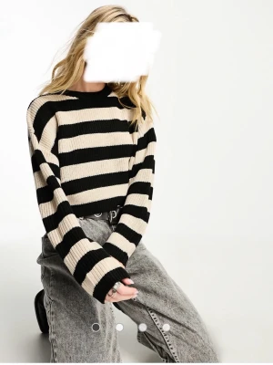 randig stickad tröja - stickad tröja med ribbstickad material och ger en skön och avslappnad look. Perfekt för dig som gillar klassiska mönster och vill ha något bekvämt.