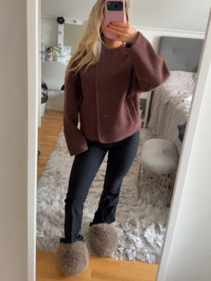 Brun jacka från Nelly - Brun kort kappa från Nelly, sällan använd och i bra skick. Säljer då jag inte använder den längre. 