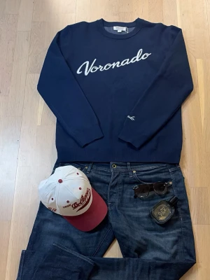 Voronado Atelier tröja - Stickad tröja i 100% bomull. Helt ny med prislappar kvar. Säljs av Voronado Atelier. Säljs i storlek XS-XL