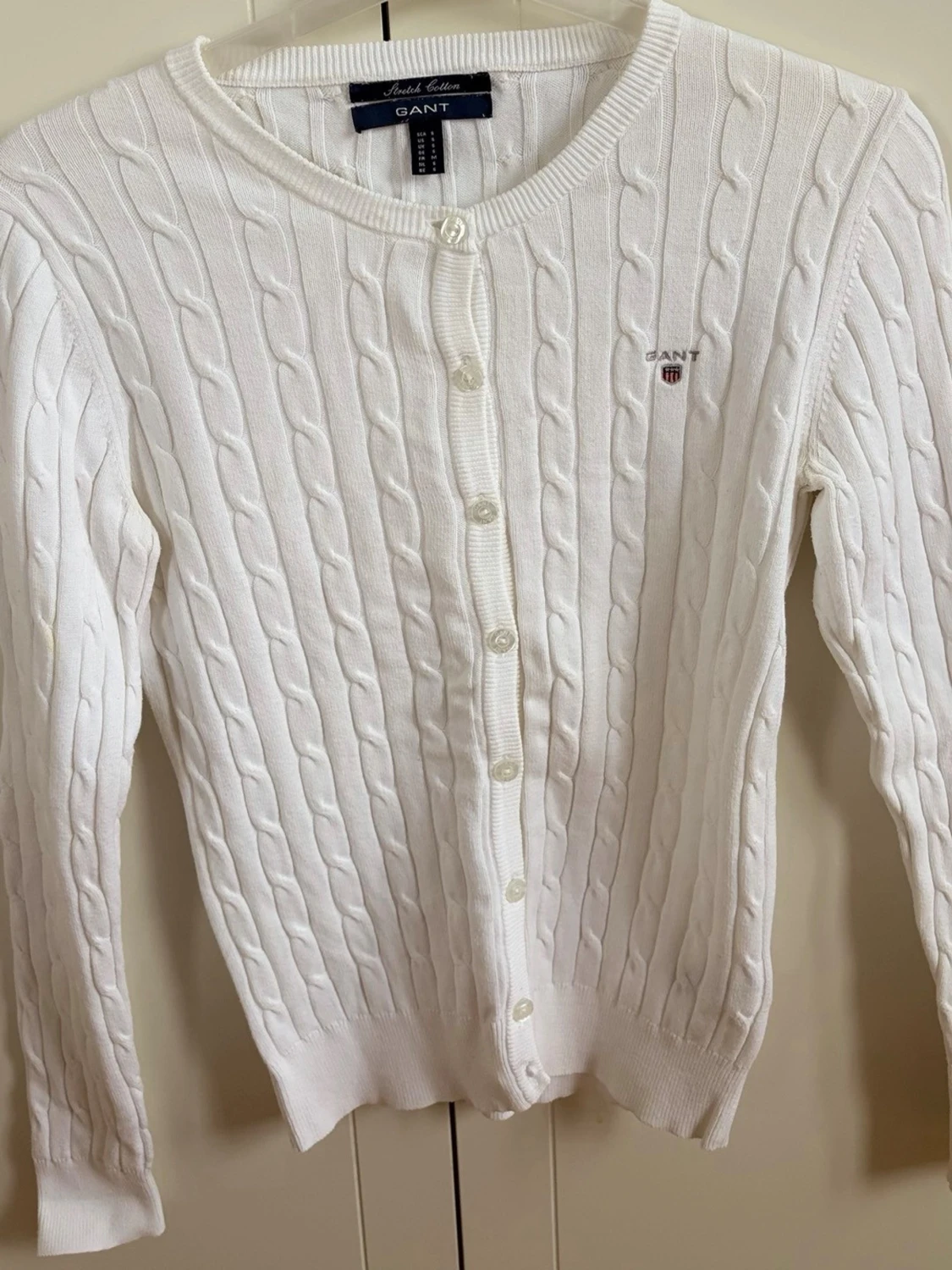 Vit kabelstickad kofta från Gant