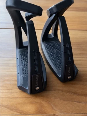 Svarta free jumps  - Säljer ett par svarta stigbyglar. De är tillverkade i slitstark plast och har en greppvänlig yta på fotplattan.