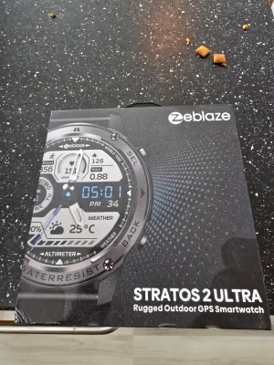 Zeblaze Stratos 2 Ultra Smartklocka - Zeblaze Stratos 2 Ultra är en robust GPS-smartklocka med rund urtavla och svart design. Klockan har funktioner som höjdmätare, vädervisning och vattentålighet. Perfekt för dig som gillar äventyr och vill ha koll på träning och hälsa direkt på handleden.