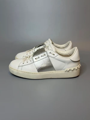 Valentino Skor - ‼️VI TAR EJ BYTEN‼️ Valentino sneakers | Skick: 8.5/10 | Storlek 35 EU | ingår enbart skorna vid köp! | Fraktar inom 24H efter köp på köparens bekostnad 📦💨 | Hör av dig vid minsta fråga eller fundering 💭 