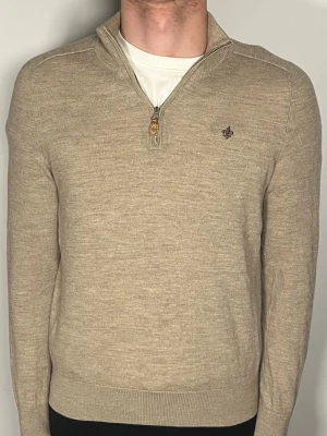 Morris halfzip merinoull - Säljer en riktigt snygg och trendig Morris halfzip i 100% merinoull och i fint skick, storlek M men sitter som S, vid frågor är det bara att skriva //Gramenti