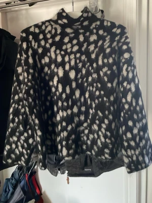 Hm mohair tröja  - Jättefin mohair stickad tröja som inte kommer till användning, använd en gång bara❣️ skriv gärna om man har frågor eller vill ha fler bilder!