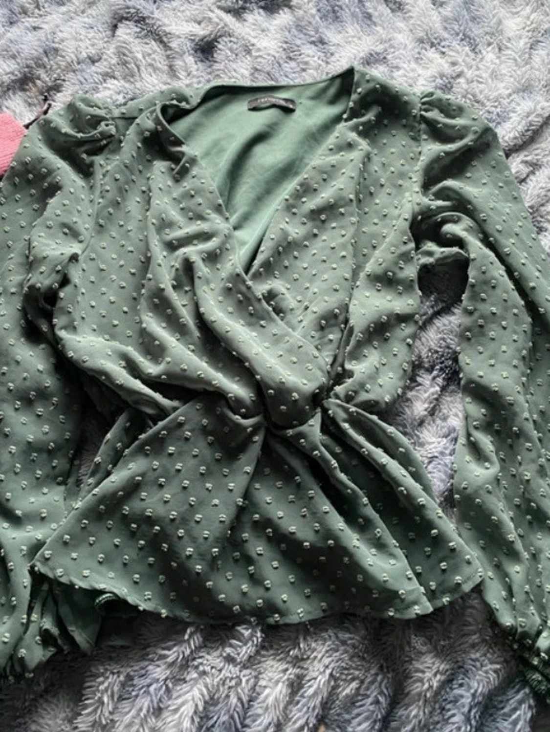 Grön omlottblus med prickig struktur - 1