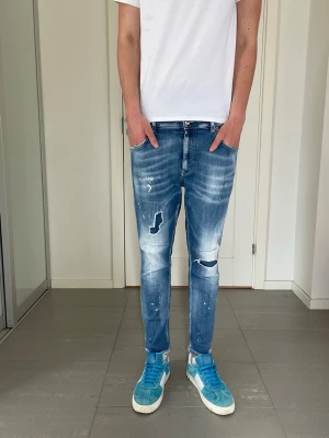 Dondup Jeans - Säljer nu dessa Dondup jeans med snygga slitningar i populär design, skriv för fler bilder/frågor🙌🏼